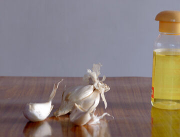 What are the harms of putting garlic on the skin?